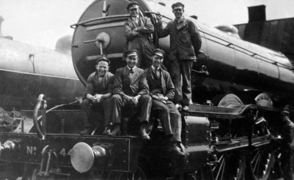Five locomotive cleaners at Grantham in the 1930s with Class A1 No. 4479 Robert The Devil. Standing left to right: Albert Willis, Albert Bottomley. Sitting left to right: Jack Wylie, George ‘Boc’ Taylor, Lawrence Reeve. Photograph lent by Boris Bennett. Boris writes, “When I started at Grantham in November 1939 this locomotive had been based at the shed from new in 1923. Kept in pristine condition, she had been allocated to the top crews – driver W. Carman and fireman Rodgers at that time.”