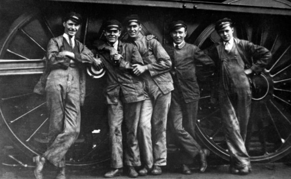 Five locomotive cleaners at Grantham in the 1930s with Class A1 No. 4479 Robert The Devil. Left to right: Lawrence Reeve, Albert Bottomley, George 'Boc' Taylor, Stan Bond, Albert Willis. Photograph lent by Boris Bennett.